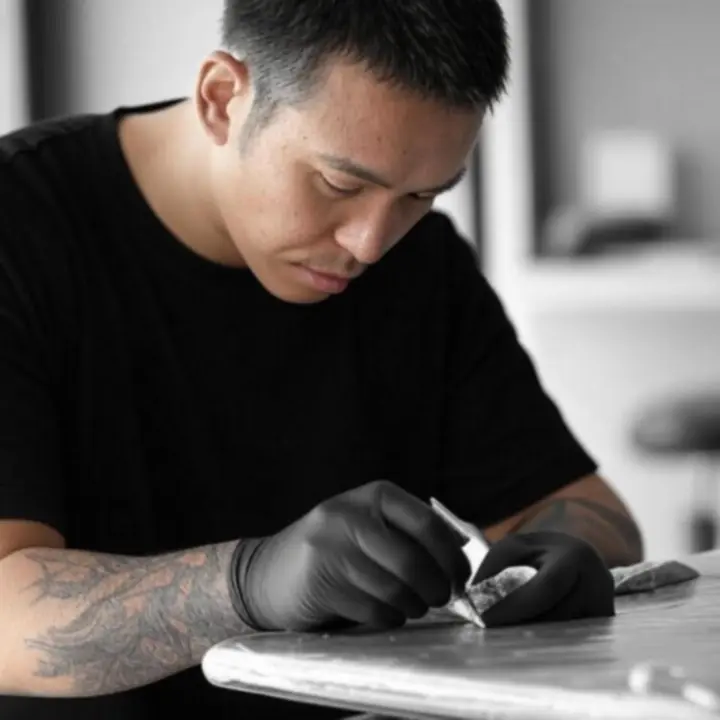 Tetoválóművész munka közben a Blackiinktattoo stúdióban.